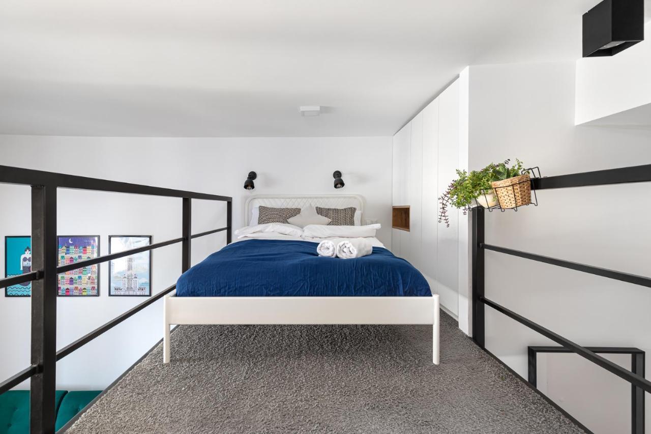 Stylowe Studio Z Antresola Warszawa Luaran gambar